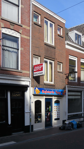 844064 Gezicht op de voorgevel van Cafetaria Tang (Twijnstraat 19) te Utrecht.